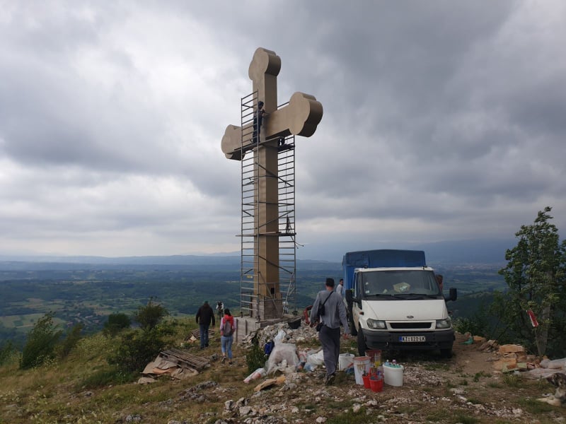 На Големом камену изнад Подвиса и Орешца код Књажевца „никао“ 11 метара висок крст
